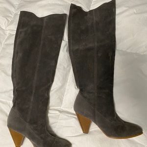 Suede Eva Méndez gray knee high boots